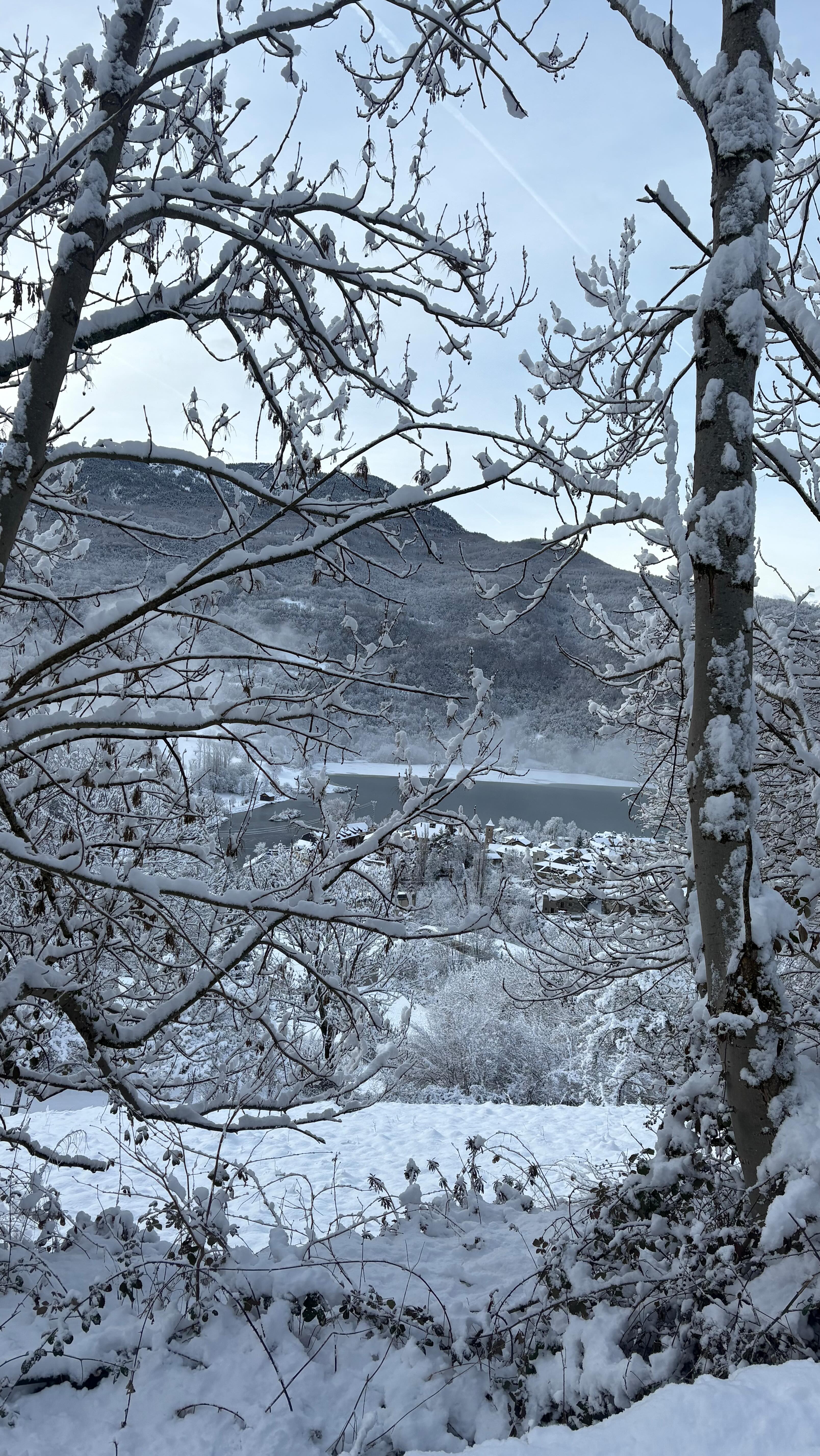 God, it’s brutal out here 💙
.
.
.
#eriste #valledebenasque #embalsedelinsoles #pirineos