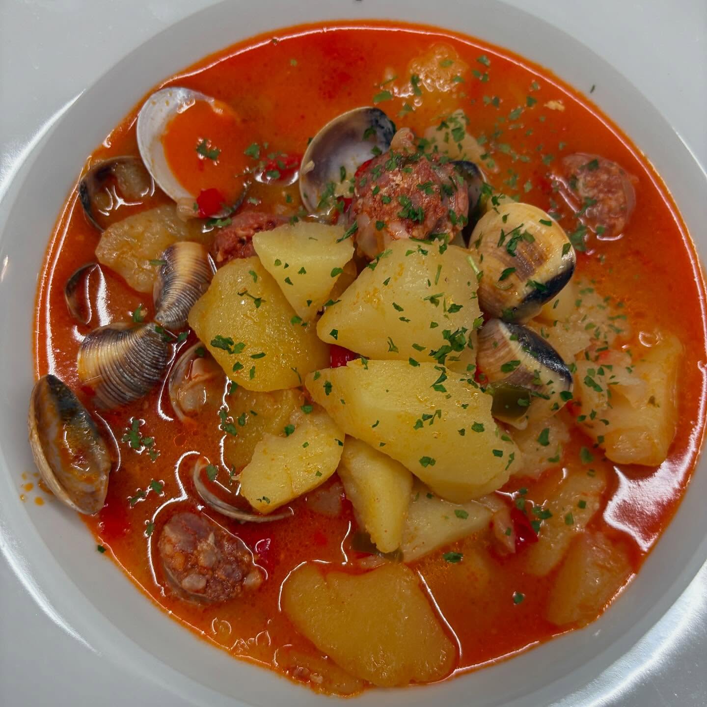 Hoy en el menú: 
.
Caldereta de patatas a la riojana con chorizo y almejas
.
.
.
#caldereta #menu #hoteleriste #valledebenasque