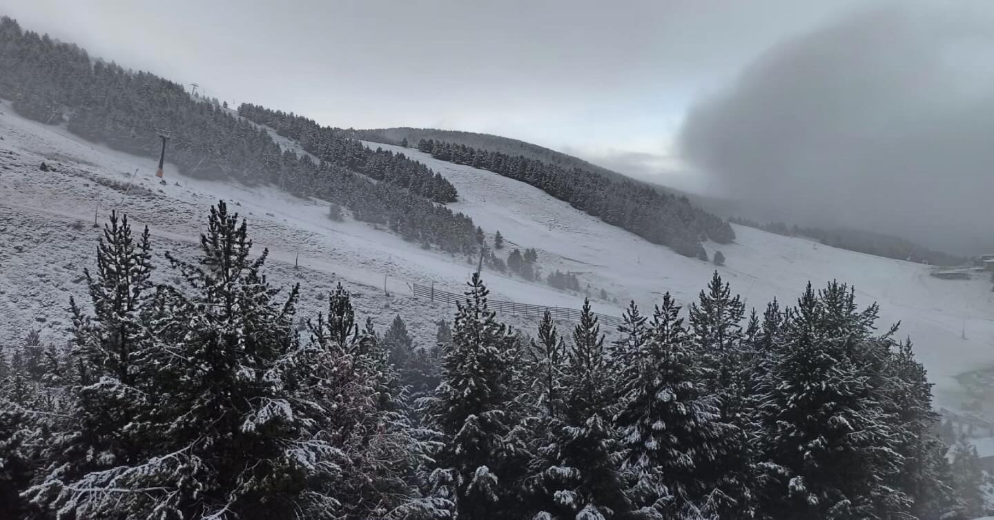 Hoy, 6.11.25
.
📍Cogulla desde 🚡Sarrau
.
.
.
#aramoncerler #ganasdenieve #valledebenasque