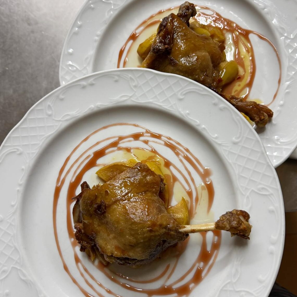 Cuando el camarero se compra móvil nuevo y se pasa al departamento de marketing en un click 📸 ☺️
.
Hoy en el menú: Confit de pato con manzana
.
.
.
#confitdepato #menú #menúdeldía